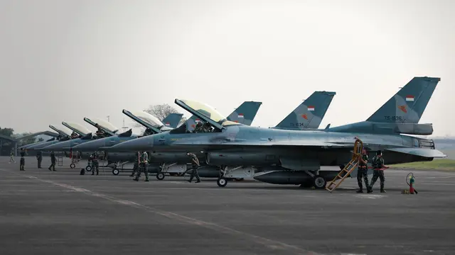 Sebanyak 10 pesawat tempur jenis F-16 Fighting Falcon dari Skadron Udara 3 dan Skadron Udara 14 Lanud Iswahjudi Madiun mendarat di Lanud Halim Perdanakusuma, Jakarta.