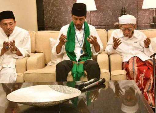 Presiden Jokowi berdoa bersama Mbah Moen dan Habib Luthfi beberapa waktu silam.