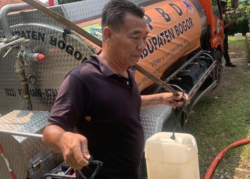 Warga kesulitan air bersih di Desa Ciampea, Kabupaten Bogor.