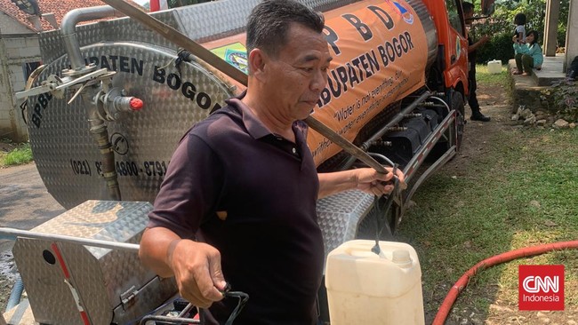 Warga kesulitan air bersih di Desa Ciampea, Kabupaten Bogor.
