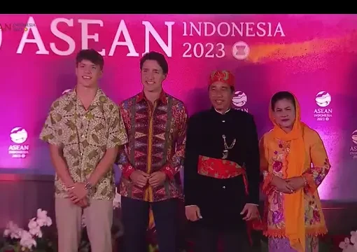 Perdana Menteri Kanada Justin Trudeau didampingi sang anak, Xavier Trudeau, menghadiri Gala Dinner KTT ASEAN 2023 di Hutan Kota Plataran, Jakarta, Rabu (6/9/2023).
