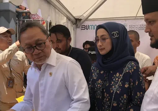 Ketum PAN Zulkifli Hasan didampingi Ketua DPW PAN Jawa Barat Desy Ratnasari membagikan beras kepada masyarakat di Solo, Jawa Tengah.