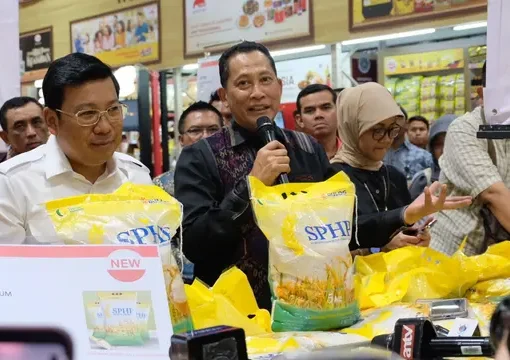 Budi Waseso saat melakukan operasi pasar di LotteMart Wholesale Pasar Rebo, Jakarta, Jumat (8/9/2023). \\