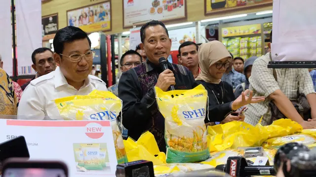 Budi Waseso saat melakukan operasi pasar di LotteMart Wholesale Pasar Rebo, Jakarta, Jumat (8/9/2023). \\