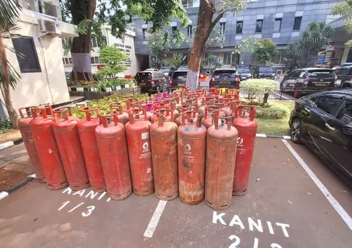 Polisi menyita ratusan tabung gas elpiji yang berisi hasil oplosan.