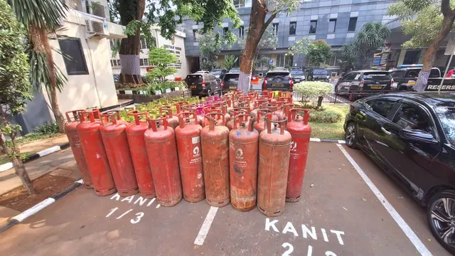 Polisi menyita ratusan tabung gas elpiji yang berisi hasil oplosan.