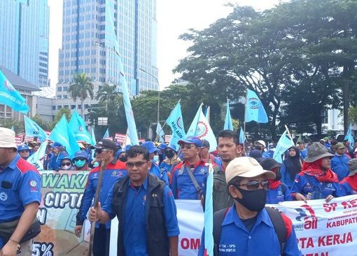 Massa buruh di Patung Kuda, Jakarta Pusat,melakukan demonstrasi menolak Omnibus Law UU Cipta Kerja, Kamis (14/9).