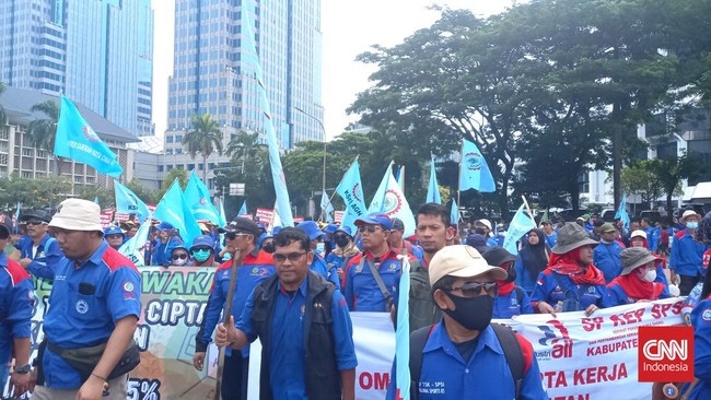 Massa buruh di Patung Kuda, Jakarta Pusat,melakukan demonstrasi menolak Omnibus Law UU Cipta Kerja, Kamis (14/9).