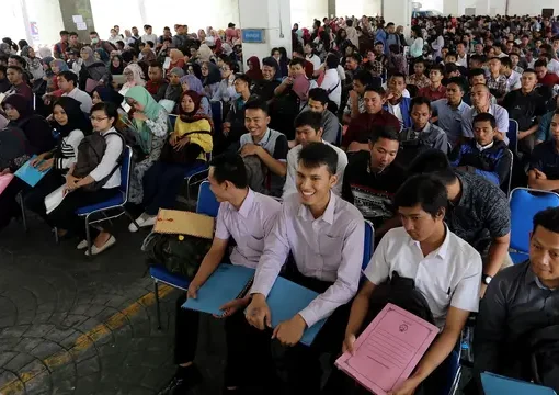 Ratusan peserta mengikuti seleksi Calon Pegawai Negeri Sipil (CPNS) Kementerian Kelautan dan Perikanan (KKP) di kawasan Gambir, Jakarta, Minggu (8/10). Pendaftaran ujian CPNS ini untuk menempati berbagai formasi di KKP.