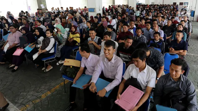 Ratusan peserta mengikuti seleksi Calon Pegawai Negeri Sipil (CPNS) Kementerian Kelautan dan Perikanan (KKP) di kawasan Gambir, Jakarta, Minggu (8/10). Pendaftaran ujian CPNS ini untuk menempati berbagai formasi di KKP.