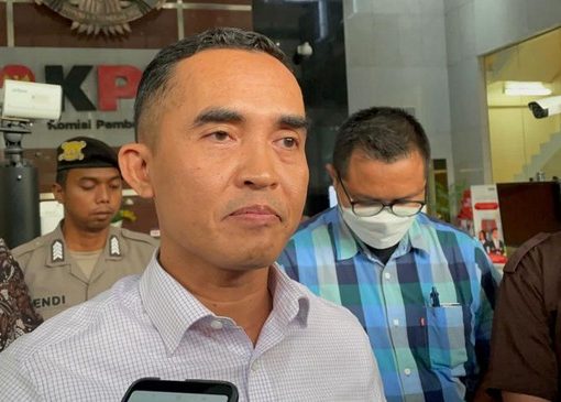 KPK mencegah bekas Kepala Kantor Bea Cukai Yogyakarta Eko Darmanto dan istri ke luar negeri.