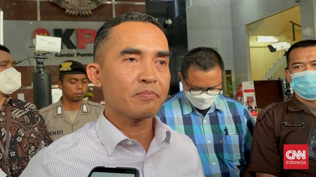 KPK mencegah bekas Kepala Kantor Bea Cukai Yogyakarta Eko Darmanto dan istri ke luar negeri.
