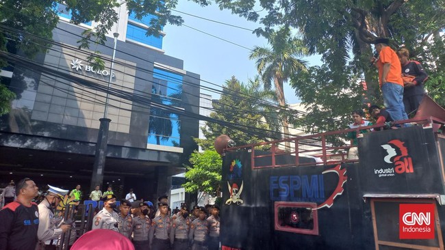 Puluhan massa dari Partai Buruh dan Serikat Petani Indonesia (SPI) menggelar demonstrasi di depan Gedung Bulog.