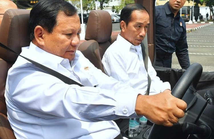 Presiden Joko Widodo saat disopiri Menteri Pertahanan Prabowo Subianto. Momen itu terjadi saat Jokowi meninjau pabrik milik PT Pindad di Kota Bandung, Jawa Barat, Selasa (19/9/2023).