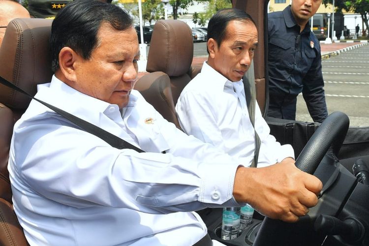 Presiden Joko Widodo saat disopiri Menteri Pertahanan Prabowo Subianto. Momen itu terjadi saat Jokowi meninjau pabrik milik PT Pindad di Kota Bandung, Jawa Barat, Selasa (19/9/2023).