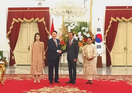 Yoon Suk Yeol dan Kim Keon Hee disambut Jokowi dan Iriana.