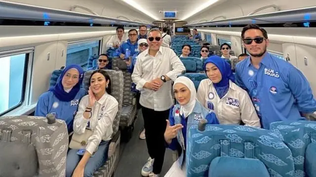 Ketum PAN Zulkfili Hasan (Zulhas) menjajal kereta cepat bareng sejumlah kader PAN (Blue Squad) ke Bandung.