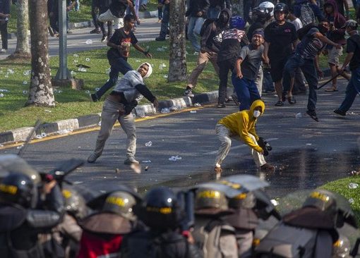 Aksi unjuk rasa di depan Kantor Bupati Kabupaten Pohuwato, Gorontalo berujung ricuh hingga membakar kantor bupati dan merusak kantor DPRD Pohuwato.