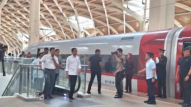 Presiden Joko Widodo atau Jokowi melakukan uji coba Kereta Cepat Jakarta-Bandung (KCJB), Rabu (13/9/2023).