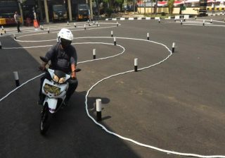 Pengendara mengikuti sosialisasi lapangan ujian praktek surat izin mengemudi (SIM) C yang baru.