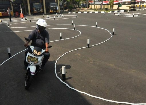 Pengendara mengikuti sosialisasi lapangan ujian praktek surat izin mengemudi (SIM) C yang baru.