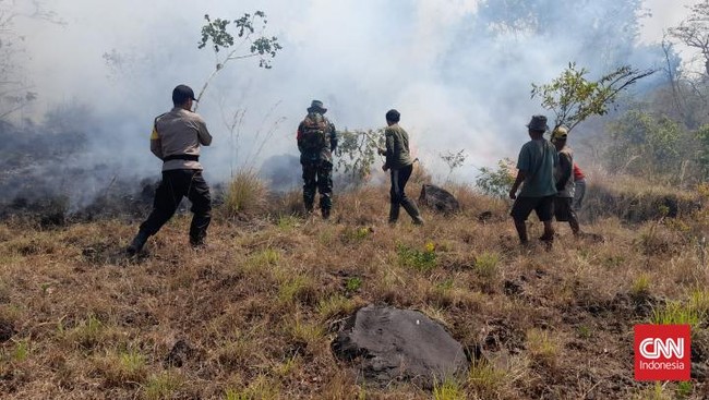 Karhutla di lereng Gunung Agung, Bali, belum padam sejak Rabu malam. Menurut data, kebakaran merembet hingga seluas 80 hektare.