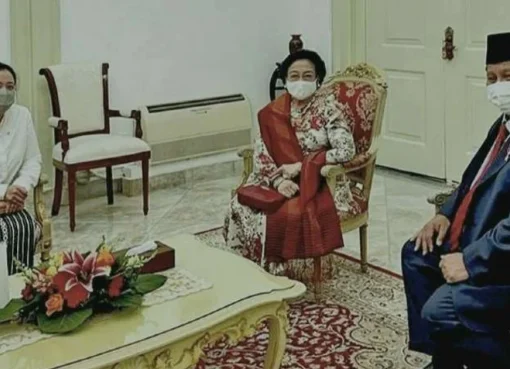 Megawati, Prabowo dan Puan Maharani berbicara di ruang VVIP di Istana Negara.