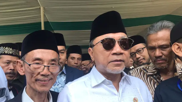 Ketua Umum Partai Amanat Nasional (PAN) Zulkifli Hasan jelang mendaftarkan 580 bakal calon anggota legislatif (caleg) DPR Pemilu 2024 di Kantor KPU RI, Menteng, Jakarta Pusat, Jumat (12/5/2023)