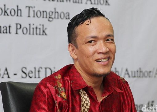 Ketua Umum DPP Prabowo Mania 08 Immanuel Ebenezer bakal melaporkan Rudi S Kamri karena menyebarkan isu Prabowo mencekik wamen lewat kanal YouTube-nya.