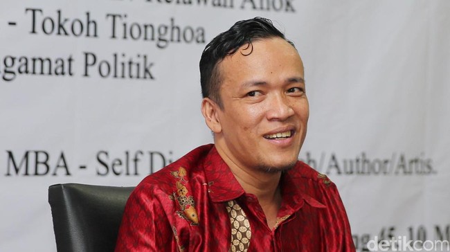 Ketua Umum DPP Prabowo Mania 08 Immanuel Ebenezer bakal melaporkan Rudi S Kamri karena menyebarkan isu Prabowo mencekik wamen lewat kanal YouTube-nya.