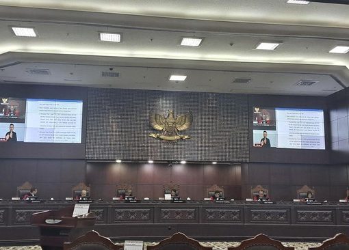 Pengamat hukum menilai Mahkamah Konstitusi tidak berwenang mengadili permohonan terkait batas usia calon presiden (capres) dan calon wakil presiden (cawapres).