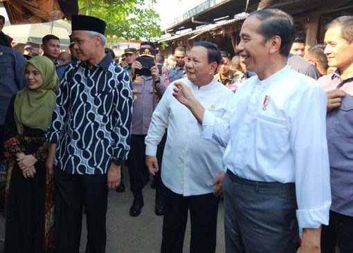 Presiden Jokowi bersama Prabowo dan Ganjar.