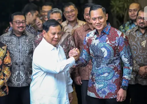 Ketua Umum Partai Gerindra Prabowo Subianto dan Ketua Umum Partai Demokrat Agus Harimurti Yudhoyono melakukan salam komando usai pertemuan di Kertanegara, Jakarta, Jumat (24/6/2022). Pertemuan selama dua jam itu pun belum ada kesepakatan antara Gerindra dan Demokrat.