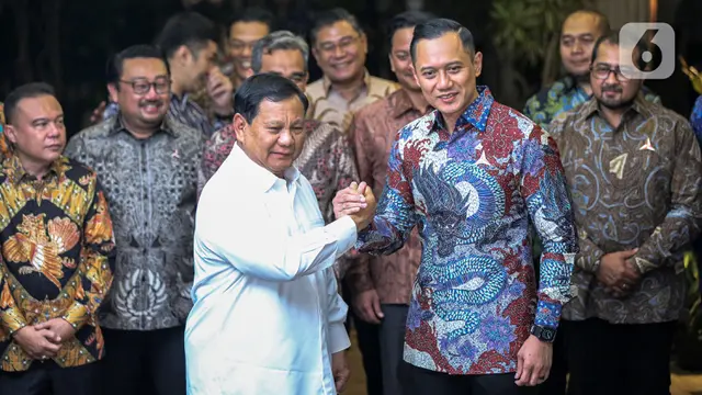 Ketua Umum Partai Gerindra Prabowo Subianto dan Ketua Umum Partai Demokrat Agus Harimurti Yudhoyono melakukan salam komando usai pertemuan di Kertanegara, Jakarta, Jumat (24/6/2022). Pertemuan selama dua jam itu pun belum ada kesepakatan antara Gerindra dan Demokrat.