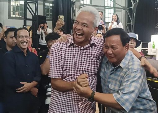 Prabowo Subianto dan Ganjar Pranowo kompak pakai baju kotak-kotak dan berpelukan di Pos Bloc, Jakarta Pusat, Sabtu (29/7).