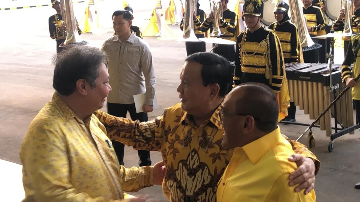 Prabowo Subianto disambut Airlangga Hartarto dan ARB saat tiba di DPP Golkar.