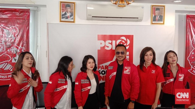 Sejumlah pejabat teras DPP Partai Solidaritas Indonesia (PSI) menemui Kaesang Pangarep di rumah Presiden Jokowi di Solo pada hari ini