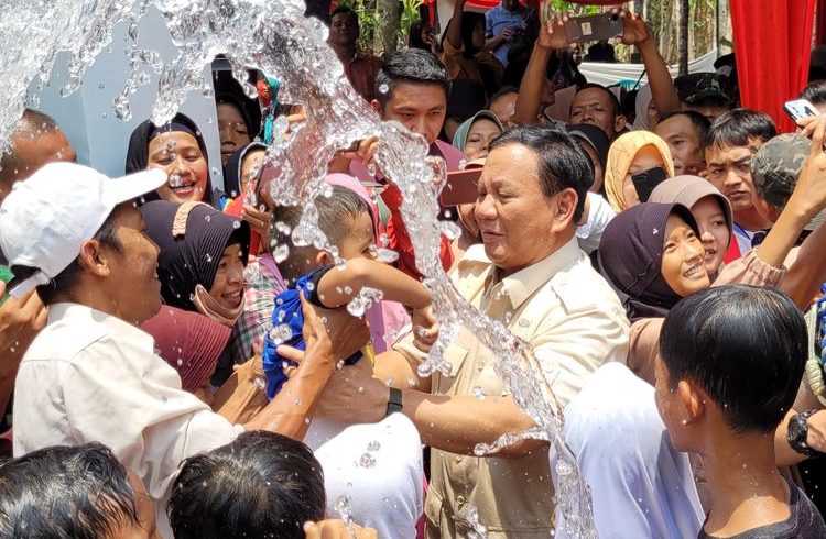 Menhan Prabowo meresmikan air di Banyumas.