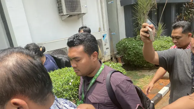 Ajudan Ketua Komisi Pemberantasan Korupsi (KPK) Firli Bahuri, Kevin Egananta Joshua memenuhi panggilan sebagai saksi. Dia datang ke Polda Metro Jaya, pada Jumat (13/10/2023).