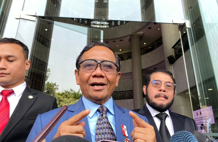 Menteri Koordinator Bidang Politik, Hukum, dan Keamanan (Polhukam) Mahfud MD saat ditemui di Mahkamah Konstitusi, Jakarta Pusat, Selasa (3/10/2023).