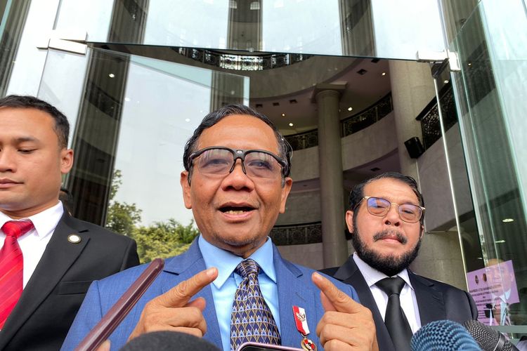 Menteri Koordinator Bidang Politik, Hukum, dan Keamanan (Polhukam) Mahfud MD saat ditemui di Mahkamah Konstitusi, Jakarta Pusat, Selasa (3/10/2023).
