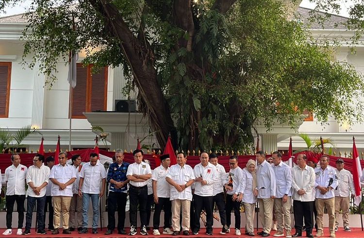 Organisasi relawan pendukung Presiden Joko Wododo, Pro Jokowi atau Projo mendeklarasikan dukungan mereka kepada Ketua Umum Partai Gerindra Prabowo Subianto sebagai calon presiden, Sabtu (14/10/2023) di kediaman Prabowo, Jalan Kertanegara, Jakarta Selatan.