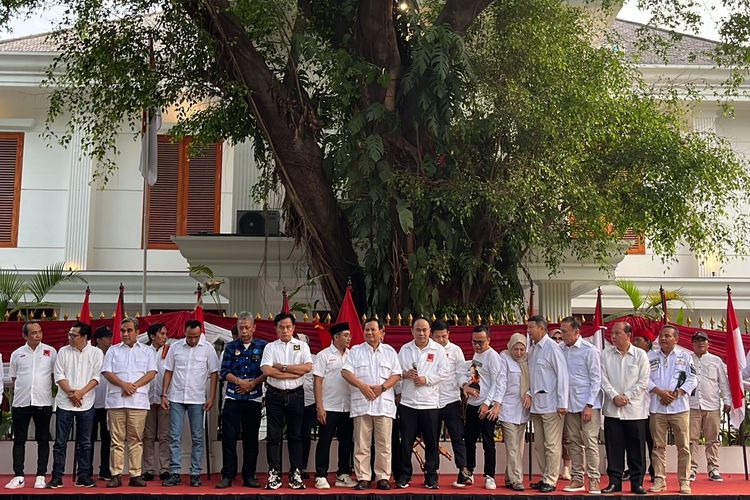 Organisasi relawan pendukung Presiden Joko Wododo, Pro Jokowi atau Projo mendeklarasikan dukungan mereka kepada Ketua Umum Partai Gerindra Prabowo Subianto sebagai calon presiden, Sabtu (14/10/2023) di kediaman Prabowo, Jalan Kertanegara, Jakarta Selatan.