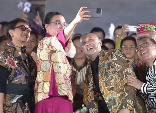 Menkeu Sri Mulyani dan para menteri selfie di catwalk Istana Berbatik.