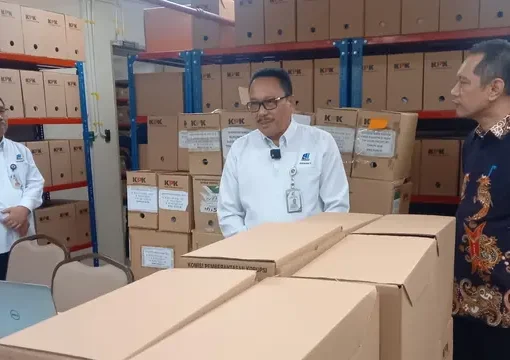 Pelaksana Tugas (Plt) Kepala ANRI, Imam Gunarto meninjau langsung kegiatan penataan arsip yang berlangsung di KPK pada Selasa, 3 Oktober 2023 bersama Wakil Ketua KPK Nurul Ghufron.