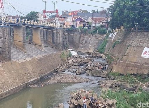 Bendung Katulampa kering.