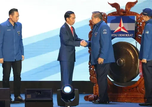 Presiden Joko Widodo (kedua kiri) bersalaman dengan Susilo Bambang yudhoyono (SBY) usai memukul gong pada Rapimnas Partai Demokrat di Bogor, Jawa Barat, Sabtu (10/3).