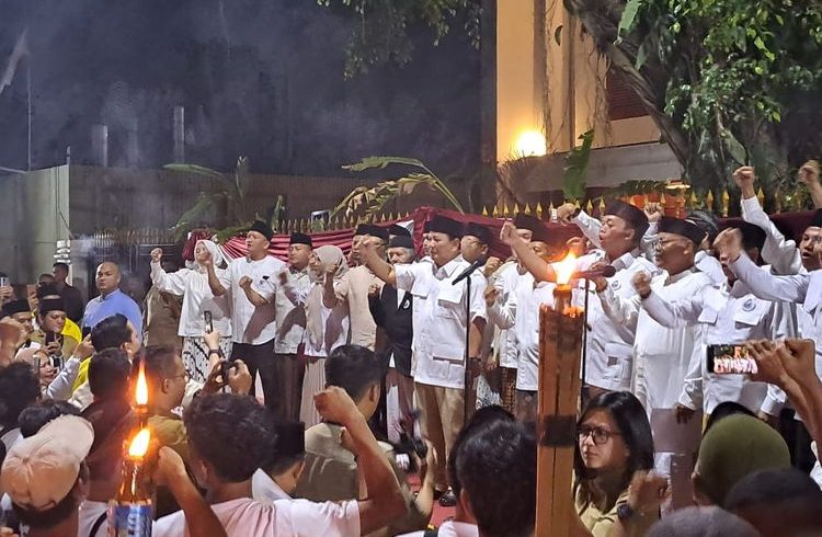 Ketua Umum Partai Gerindra Prabowo Subianto menyanyikan lagu Yaa Lal Wathan sambil mengepalkan tanggal saat menerima relawan Jagat Prabowo di kediaman pribadinya, Jalan Kertanegara, Jakarta, Kamis (19/10/2023) malam.