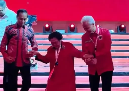Presiden Jokowi dan Ganjar memapah Megawati turun dari panggung saat rakernas di JIexpo Kemayoran.