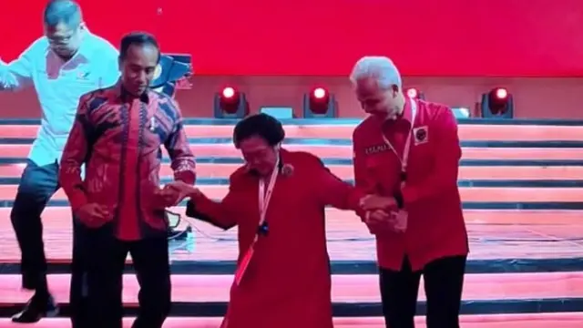 Presiden Jokowi dan Ganjar memapah Megawati turun dari panggung saat rakernas di JIexpo Kemayoran.